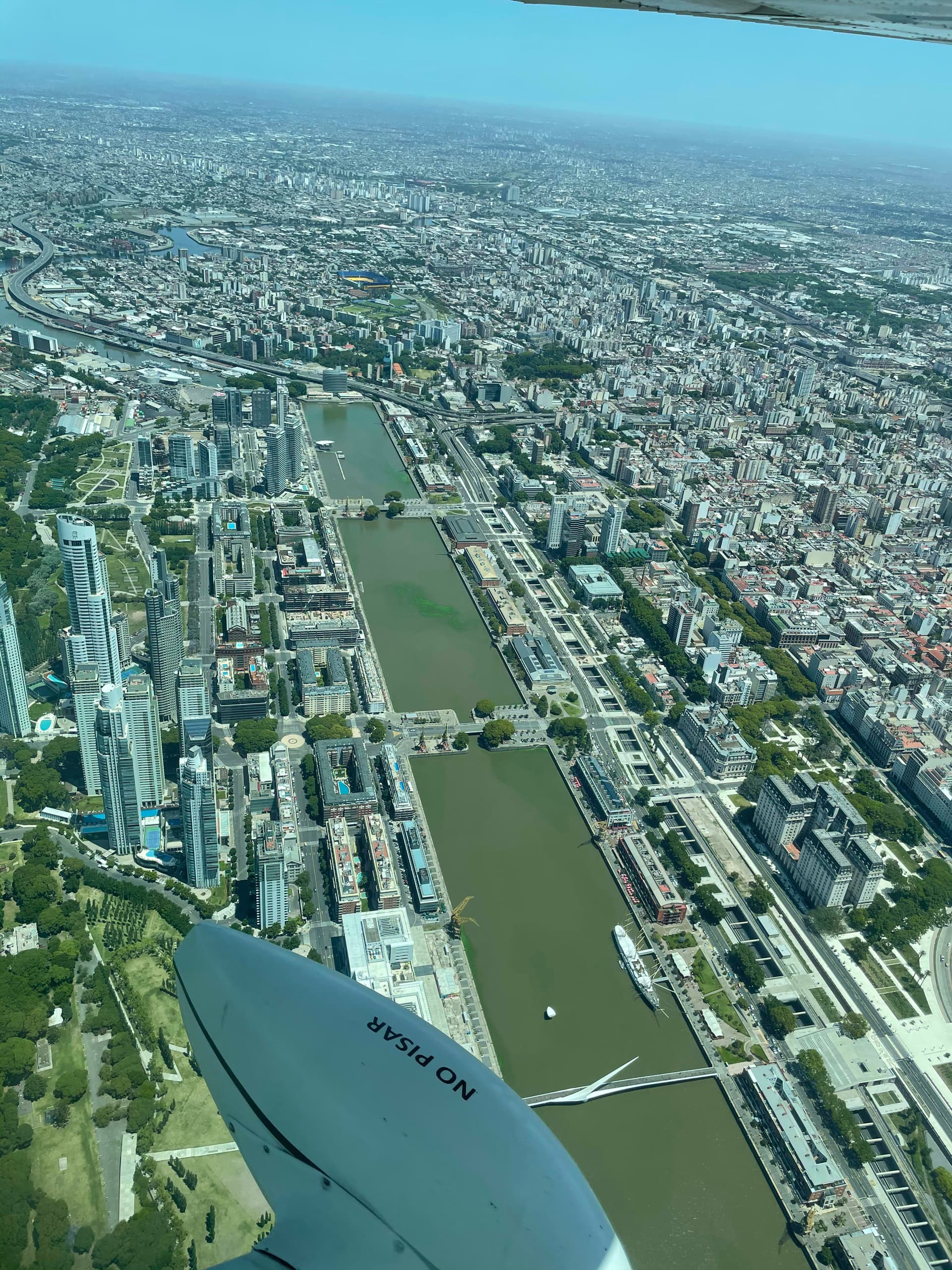 Piloto preparando vuelo con cliente